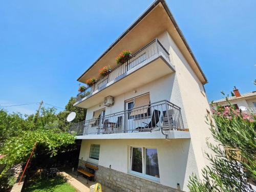 Apartment Wohnung für 4 Pers- mit Balkon- tolle Lage by Interhome