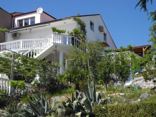 Apartment Wunderschöne Wohnung in Dramalj 70m vom Meer entfernt by Interhome