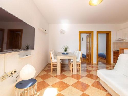 Apartment Wohnung mit Terrasse und Meerblick by Interhome