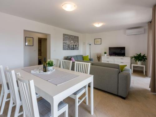 Apartment Wohnung im Erdgeschoss mit Terrasse by Interhome