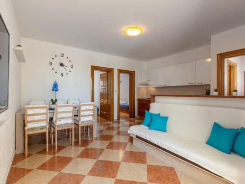 Apartment Wohnung mit Terrasse und Meerblick by Interhome