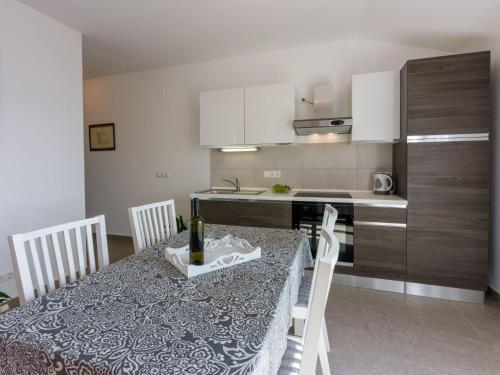 Apartment Wohnung mit Panoramablick aufs Meer by Interhome