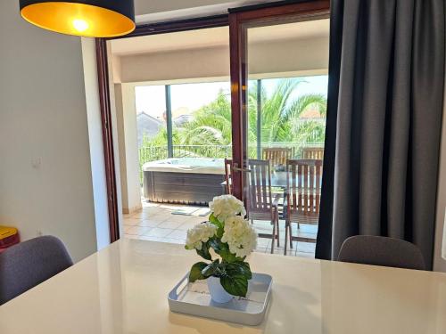 Apartment Wohnung für 6 Personen mit Jacuzzi by Interhome