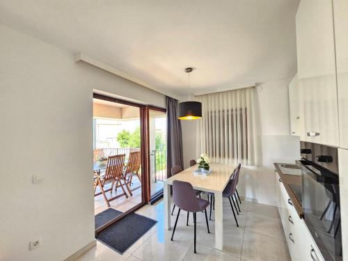 Apartment Wohnung für 6 Personen mit Jacuzzi by Interhome