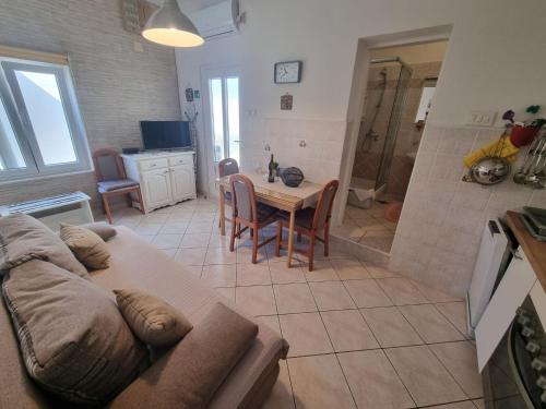 Apartment Wohnung in toller Lage- 10m vom Strand entfernt by Interhome