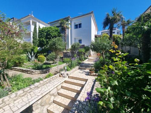 Apartment Wohnung in toller Lage- 10m vom Strand entfernt by Interhome