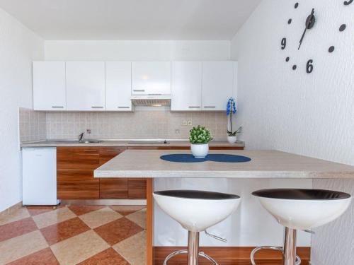 Apartment Wohnung mit Balkon und Meerblick by Interhome