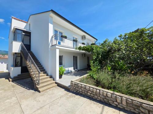 Apartment Wohnung im Erdgeschoss mit Terrasse und Grill by Interhome