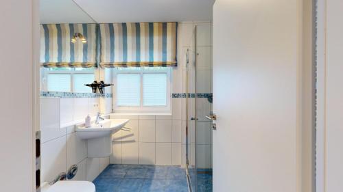 a bathroom with a sink and a toilet and a shower at strandnahe FeWo mit 2 Schlafzimmern und Terrasse oder Balkon, Caspar David, Binz in Binz