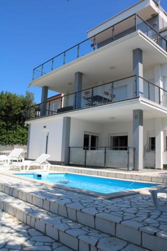 Apartment Appartement mit Terrasse- Meerblick- Jacuzzi- Außenpool by Interhome