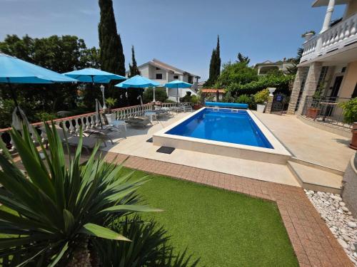 Apartment Wohnung mit Terrasse - Gemeinschaftspool by Interhome