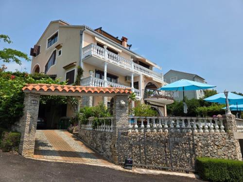 Apartment Appartement mit Balkon - gemeinsamer Pool und Terrasse by Interhome