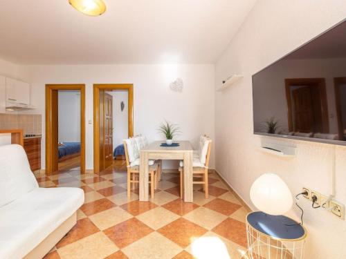 Apartment Wohnung mit Terrasse und Meerblick by Interhome