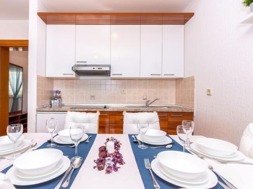 Apartment Wohnung mit Balkon und Meerblick by Interhome
