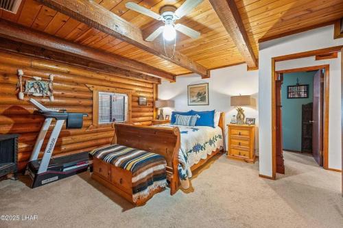 a bedroom with a bed and a ceiling fan at Kingman Cabin in Kingman