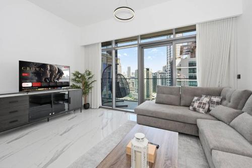 Luxury 1BR at Royal Regency, Refined City Living