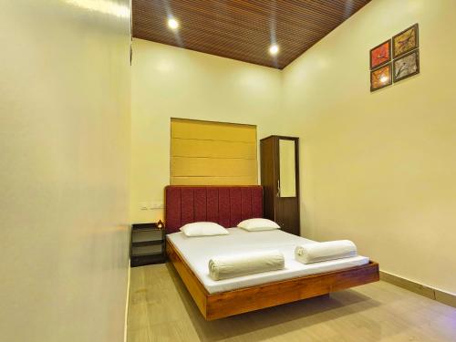 a bedroom with a bed in a room at Mamoksha Riverdale in Padinjarathara