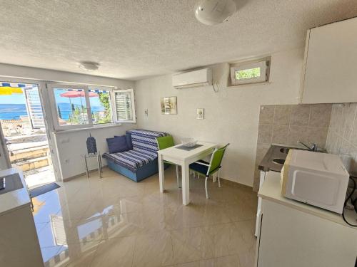 Apartment Wohnung mit Terrasse- Grill- Parkplatz by Interhome