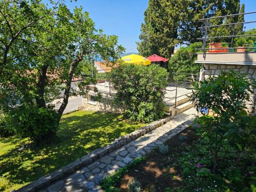 Apartment Wohnung mit Terrasse- Grill- Parkplatz by Interhome