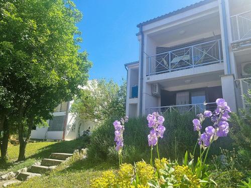 Apartment Wohnung auf zwei Etagen mit Terrasse und Balkon by Interhome
