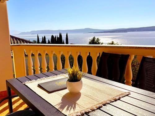 Apartment Wohnung mit Balkon und Meerblick by Interhome