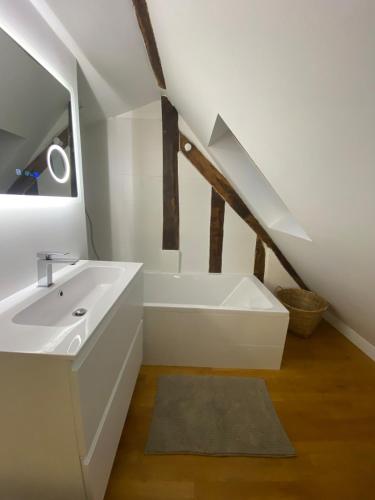 a bathroom with a sink and a bath tub at Duplex château de Versailles - 30 min de Paris in Versailles