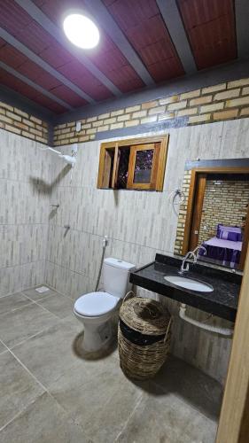a bathroom with a toilet and a sink at HOTEL FAZENDA Engenho Velho in Ubajara