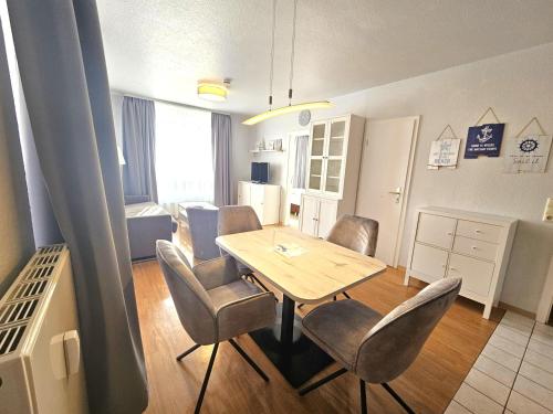 a dining room with a table and chairs at Appartementhaus Binzer Sterne 11 in Binz
