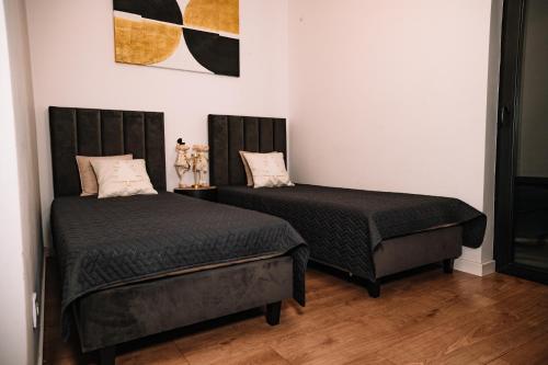 two beds sitting next to each other in a room at Zakątek Lipowy Most in Lipowy Most