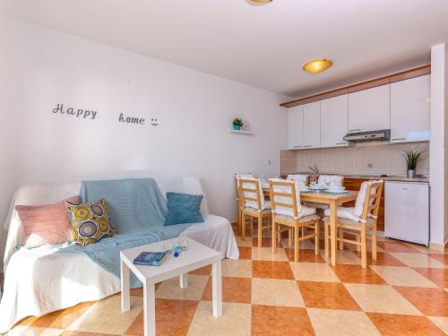Apartment Wohnung mit Balkon und Meerblick by Interhome