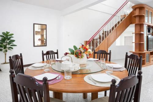 a dining room with a wooden table and chairs at Sukhumvit 81 Haven House- BTS Onnut in Bangkok