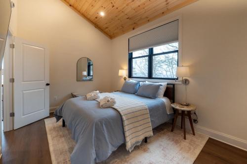 a bedroom with a bed and a window at Cliff's View Mountain Retreat in Luray