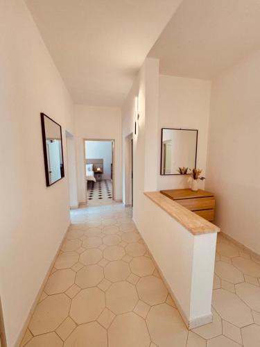 a hallway of a house with white walls and tile floors at Villa mit großem Garten und Aufstellpool, 800m zum Meer, Lido Marini in Lido Marini