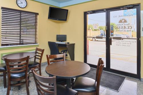 Et tv og/eller underholdning på Americas Best Value Inn Downtown Houston