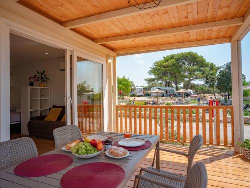 Apartment Mobilheim direkt am Strand by Interhome