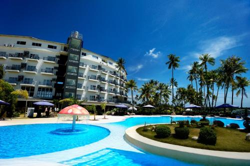 una gran piscina frente a un hotel en Solea Seaview Resort, en Mactan
