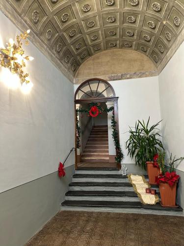 a hallway with a staircase with christmas wreaths on it at la Ciccinina in Sarteano