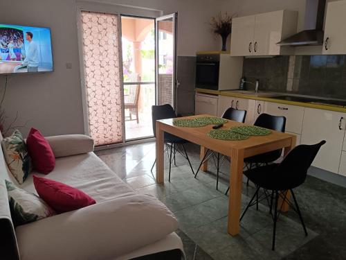 Apartment mit privater Terrasse by Interhome