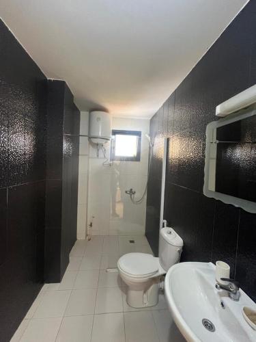 un baño con inodoro y lavabo en Duplex Almadies, en Dakar