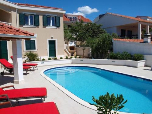 Holiday Home Luxuriöses Ferienhaus mit Pool direkt am Meer by Interhome
