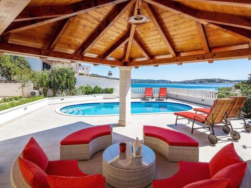 Holiday Home Luxuriöses Ferienhaus mit Pool direkt am Meer by Interhome