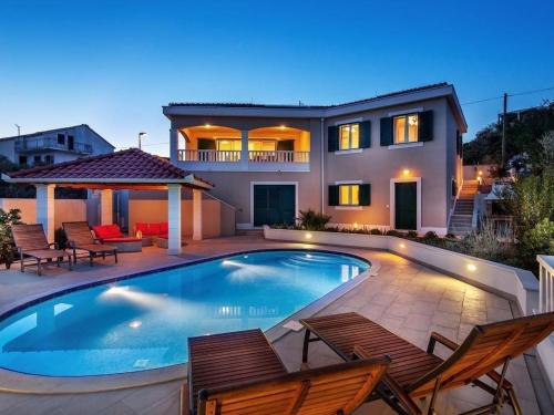Holiday Home Luxuriöses Ferienhaus mit Pool direkt am Meer by Interhome
