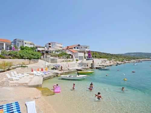 Holiday Home Luxuriöses Ferienhaus mit Pool direkt am Meer by Interhome