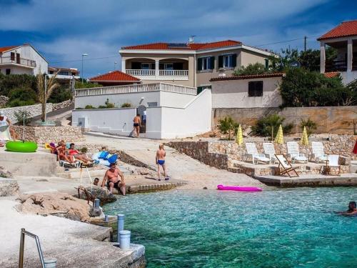 Holiday Home Luxuriöses Ferienhaus mit Pool direkt am Meer by Interhome