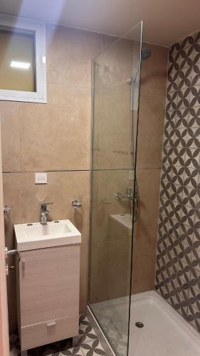 a bathroom with a shower and a sink at Casa container Hermosa zona in Paraná