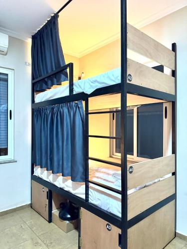 una camera con due letti a castello di PMG Hostel a Tirana