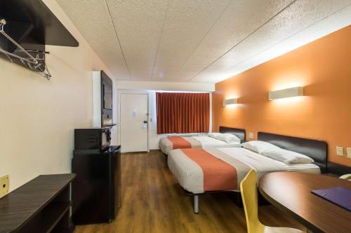 Телевизор и/или развлекательный центр в Motel 6-Crawfordsville, IN