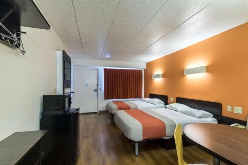 Телевизор и/или развлекательный центр в Motel 6-Crawfordsville, IN