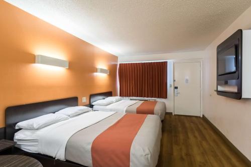 Кровать или кровати в номере Motel 6-Crawfordsville, IN