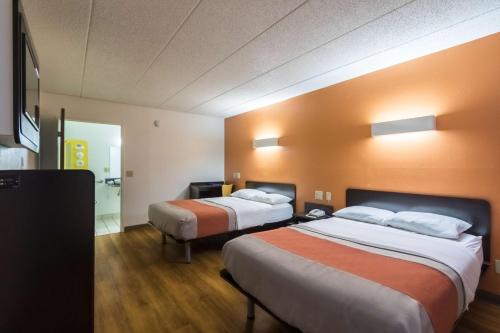 Кровать или кровати в номере Motel 6-Crawfordsville, IN